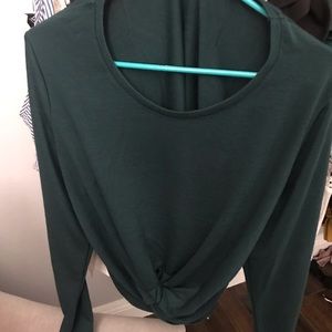 Crop teel long sleeve with a twist in the front